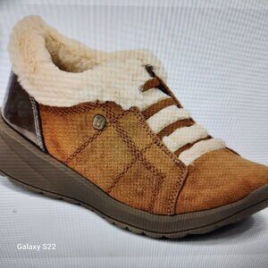 BZees Women's, Golden Shootie shoes. NIB. Size: various